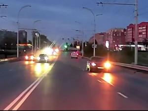В Волгодонске водитель за рулем «Ауди» выехал на встречку на путепроводе