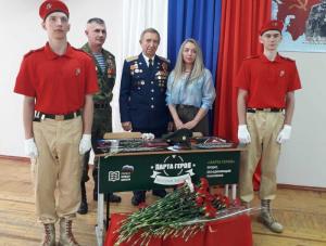 В гимназии «Шанс» в память о погибшем волгодонце открыли «Парту Героя»