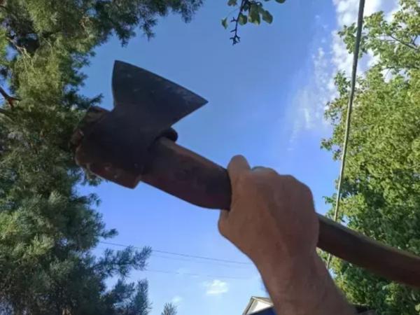 В Волгодонске пьяный мужчина угрожал прохожим топором