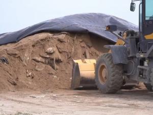 Мазутный песок начали вывозить из Семикаракорска обратно на Кубань
