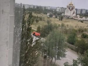 Жители Волгодонска пожаловались на слив нечистот на дорогу.
