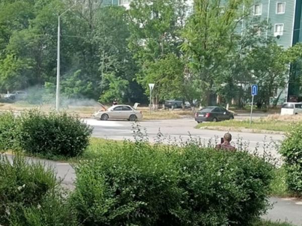 В Волгодонске на улице Дружбы горела иномарка