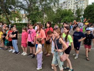 В 13-м округе Волгодонска весело и со сладостями отметили День защиты детей