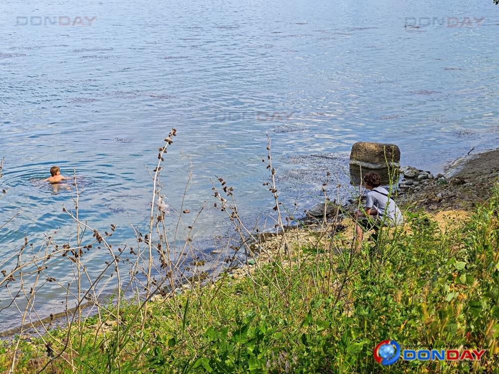 В Волгодонске рядом с новым мостом купались дети