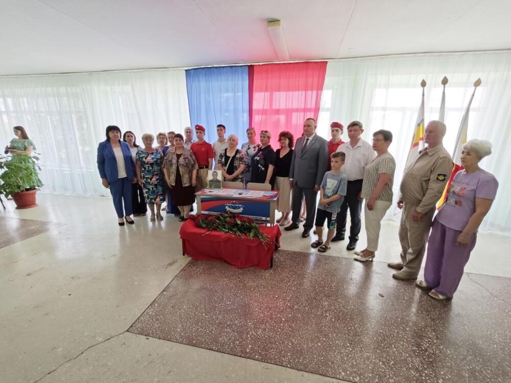 В волгодонской школе №13 открыли «Парту Героя» в память о погибшем на СВО выпускнике
