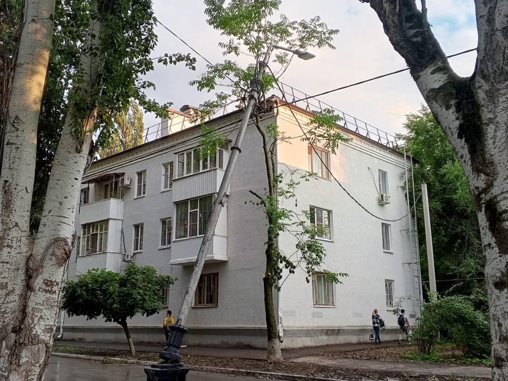 В Волгодонске фонарный столб навис над проезжей частью