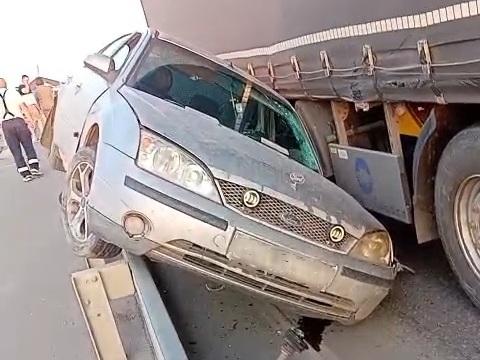 В Цимлянском районе фура придавила легковушку к ограждению