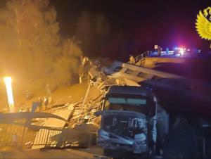 В Брянской области на поезд рухнул автомобильный мост