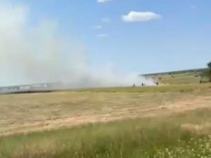 В Цимлянском районе после звуков взрывов загорелось поле: видео