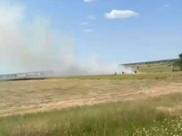 В Цимлянском районе после звуков взрывов загорелось поле: видео