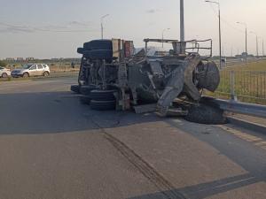 В Волгодонске опрокинулся набок КАМАЗ с бетоном