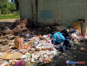 Жителей Волгодонска возмутила стихийная мусорка во дворе на улице Морской