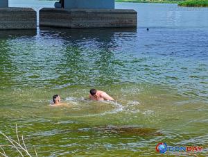 В Волгодонске рядом с новым мостом купались дети