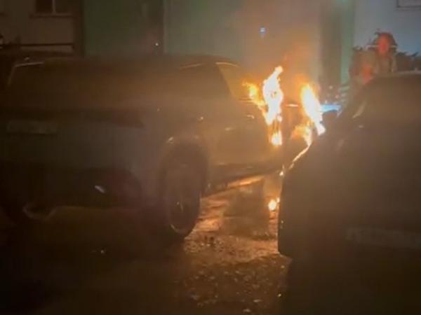 В Волгодонске на Карла Маркса горела иномарка: видео