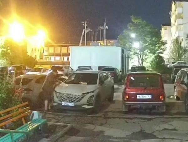 Появилось видео поджога иномарки в Волгодонске