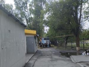 В Волгодонске приступили к обрезке сухих веток на улице Морской