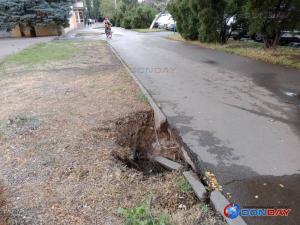 В Волгодонске на улице Ленина образовалась яма