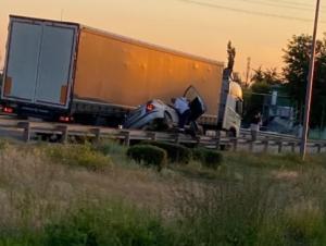 В Цимлянском районе фура придавила легковушку к ограждению