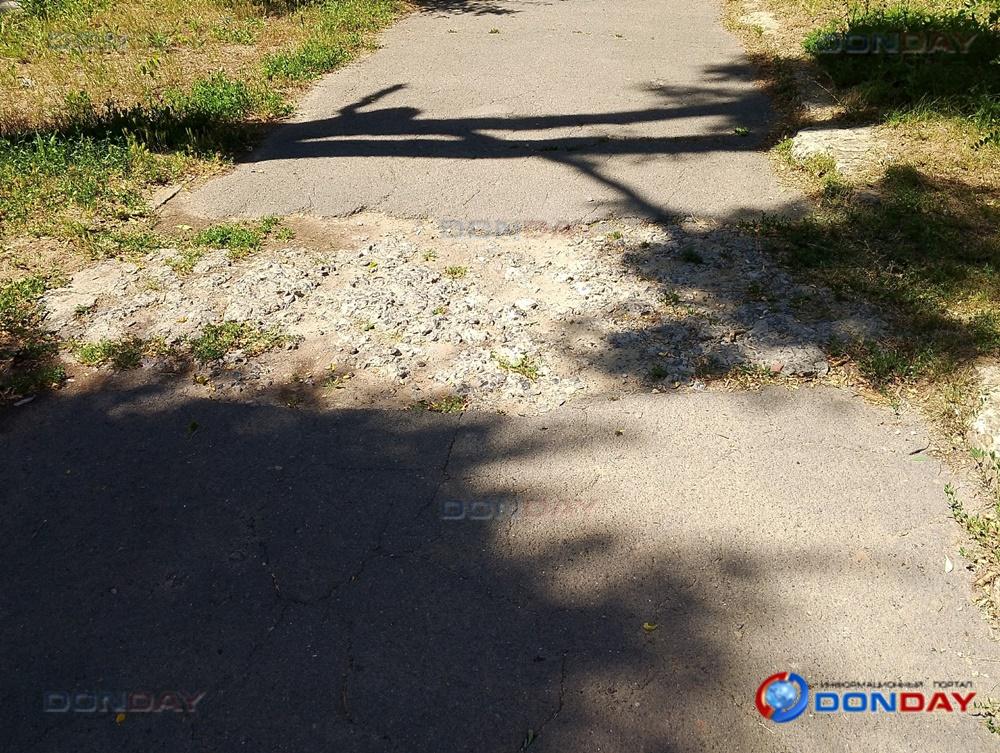 Волгодонцы просят привести в порядок тротуар перед школой №1