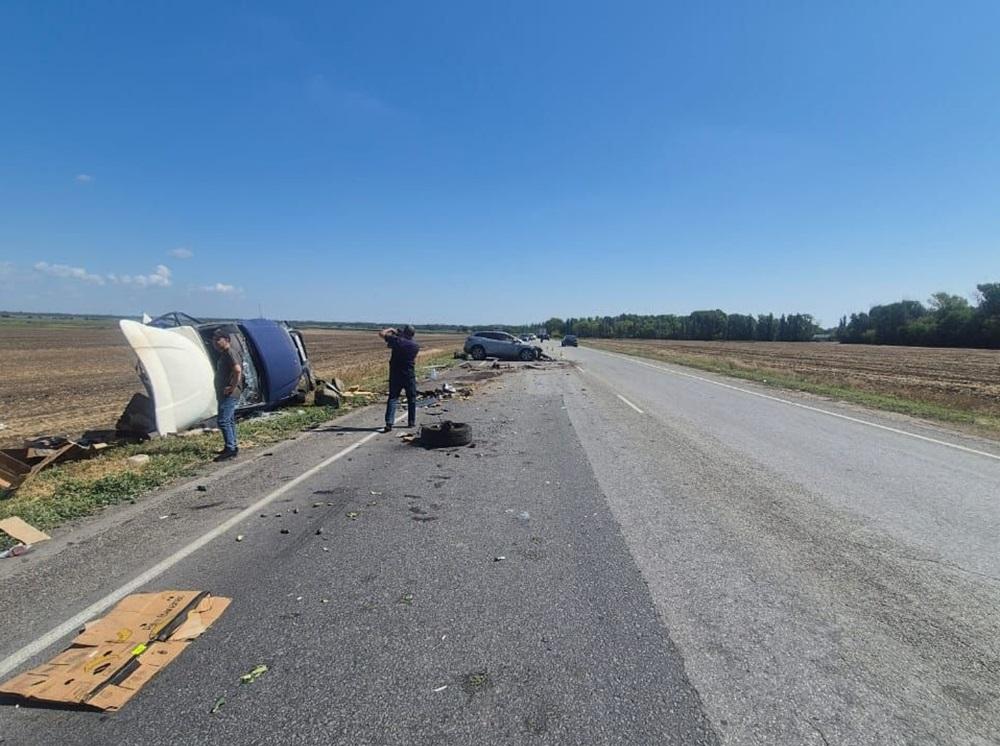Два человека попали в больницу после жёсткого ДТП на трассе Ростов-Волгодонск