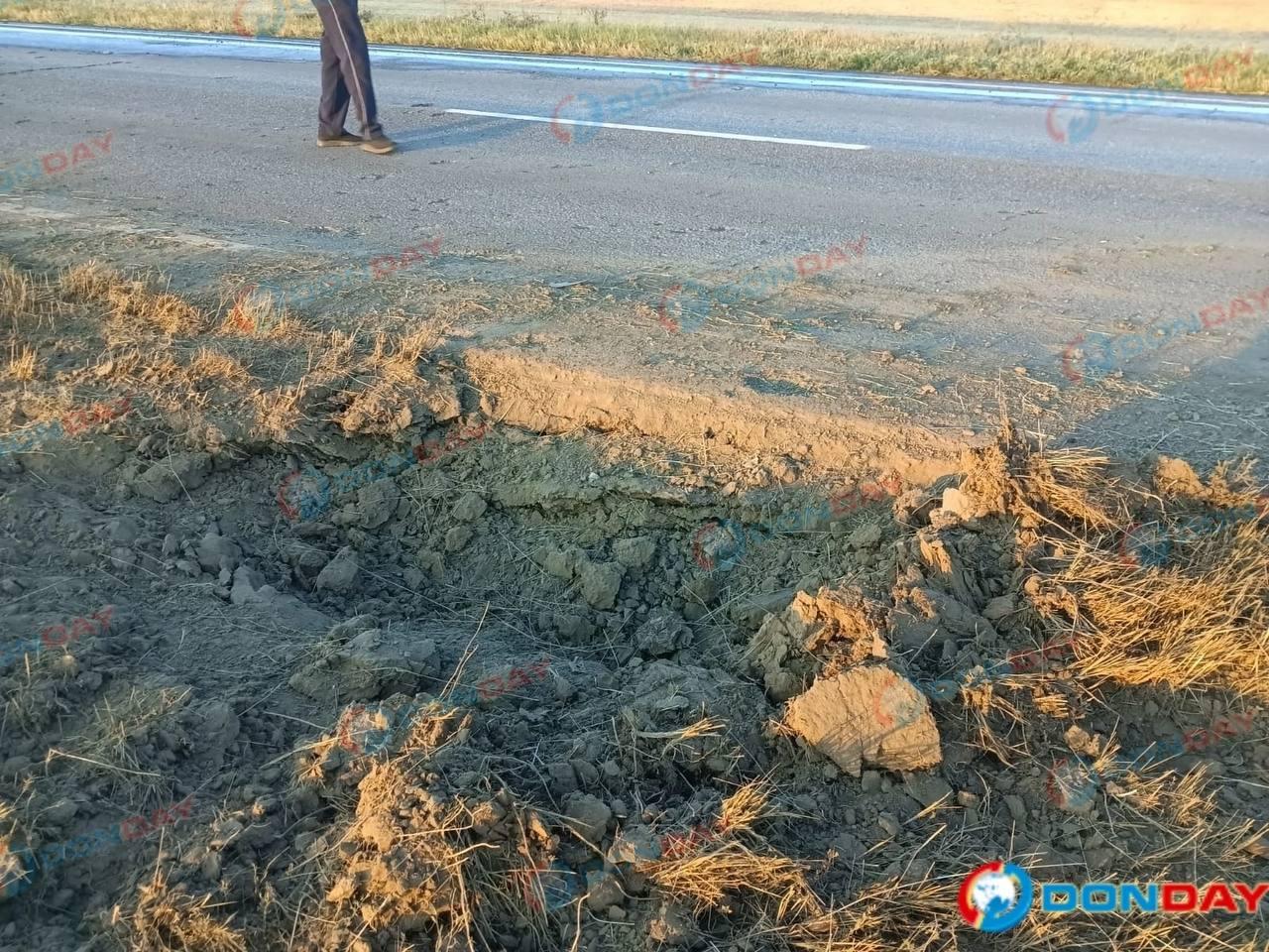 Появились кадры уничтоженного после атаки БПЛА автомобиля в Зимовниковском районе