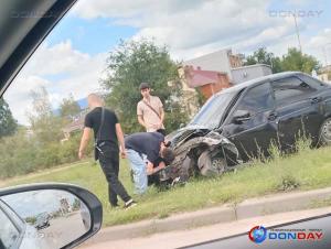 В Волгодонске «Приора» вылетела на газон на проспекте Курчатова