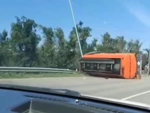 Под Волгодонском опрокинулся полуприцеп бензовоза