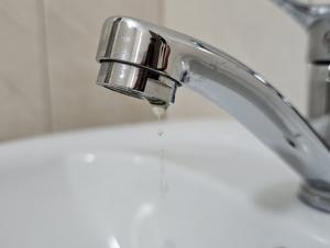 Жители поселка Саркел шестой день остаются без воды в жару