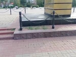 Обелиск Победы в Волгодонске зарастает травой