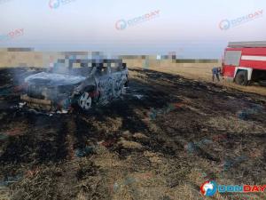 Появились кадры уничтоженного после атаки БПЛА автомобиля в Зимовниковском районе