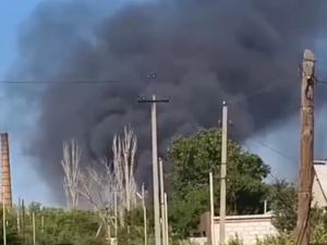 В Морозовске горит заброшенный мясокомбинат