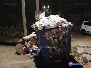 Волгодонцы пожаловались на забитые пластиковыми бутылками контейнеры