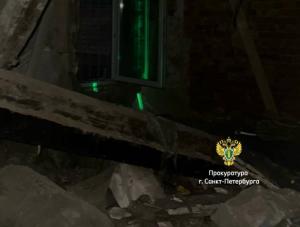 В жилом доме Санкт-Петербурга обрушился потолок между этажами