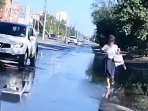 В Волгодонске из-за порыва снова затопило улицу Дружбы