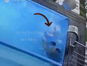 Девочку за волосы засосало в слив уличного бассейна в Москве