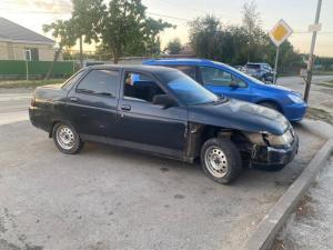 В Волгодонске трое мужчин угнали автомобиль, угрожая водителю отверткой