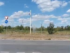 В Волгодонске на Жуковском шоссе забил коммунальный фонтан