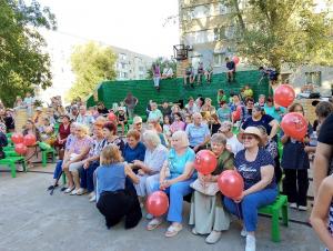 Концертом, сладостями и батутами отметили День города в 17 округе Волгодонска