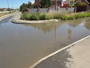 Улица 1-я Черникова в Волгодонске ушла под воду из-за порыва