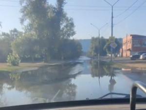 В Волгодонске третий раз за месяц прорвало трубу на улице Дружбы