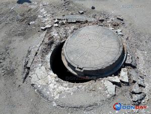 В Волгодонске открытый люк на Морской оградят сигнальной лентой