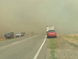 На трассе Ростов-Волгодонск бушует ландшафтный пожар