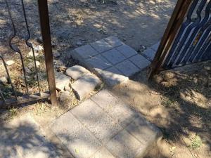 Волгодонцы возмущены разбитой дорожкой между «Центром образования» и бассейном