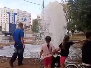 В Волгодонске на Гагарина забил коммунальный фонтан: видео