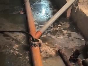 Подвал многоэтажки на улице Морской в Волгодонске вновь затопило канализационными стоками