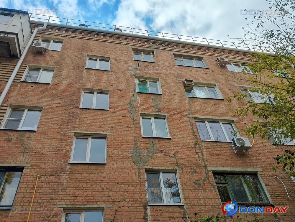 Огромные трещины в доме на улице Ленина испугали волгодончанку