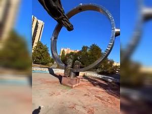 В Волгодонске на глазах разрушается скульптурная композиция «Любовь»