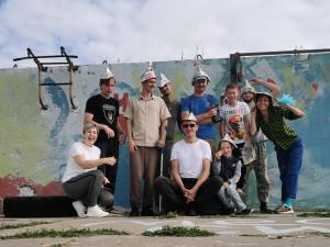 Волгодонцы своими силами создали спортивную площадку и раскрасили плиты на набережной в квартале В-9