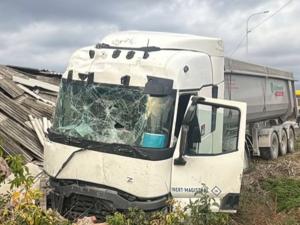 На трассе Константиновск - Тацинская водитель тягача погиб, въехав в здание