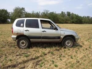 В Орловском районе преступник угнал «Ниву» и бросил ее в поле